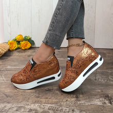 Cargar imagen en el visor de la galería, Metallic Thick Bottom Slip On Women Pumps
