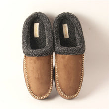 Cargar imagen en el visor de la galería, Men&#39;s Microsuede Moc Toe Clog Cuff Slipper
