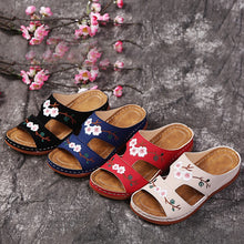 Cargar imagen en el visor de la galería, Hollow Flower Embroidered Wedge Ladies Slippers
