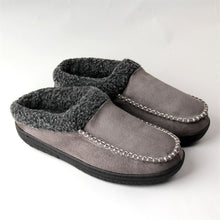 Cargar imagen en el visor de la galería, Men&#39;s Microsuede Moc Toe Clog Cuff Slipper
