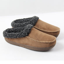 Cargar imagen en el visor de la galería, Men&#39;s Microsuede Moc Toe Clog Cuff Slipper
