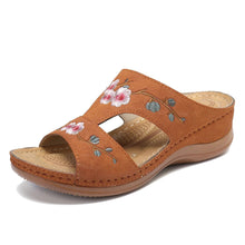 Cargar imagen en el visor de la galería, Hollow Flower Embroidered Wedge Ladies Slippers
