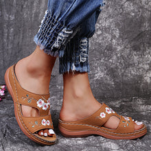 Cargar imagen en el visor de la galería, Hollow Flower Embroidered Wedge Ladies Slippers
