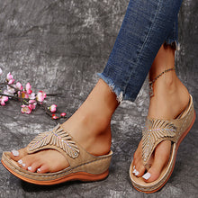 Cargar imagen en el visor de la galería, Flat lightweight rhinestone flip flops
